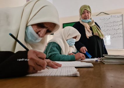 سيدات من كبار السن يجتمعن ثلاثة ايام اسبوعيا في مركز لرعايتهم بغزة للعمل في التطريز وتنظيم حلقات الذكر ومحو الامية