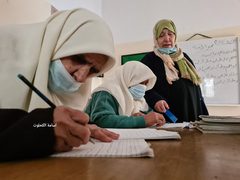 سيدات من كبار السن يجتمعن ثلاثة ايام اسبوعيا في مركز لرعايتهم بغزة للعمل في التطريز وتنظيم حلقات الذكر ومحو الامية