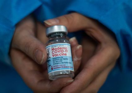 بولندا ترسل 300 ألف جرعة من لقاح موديرنا لفلسطين