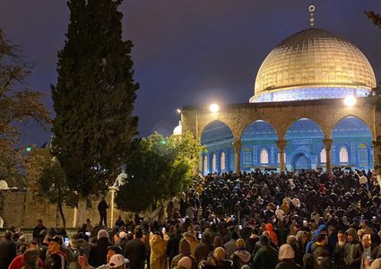 مئات المصلين يُلبون نداء "الفجر العظيم" للصلاة في باحات المسجد الأقصى