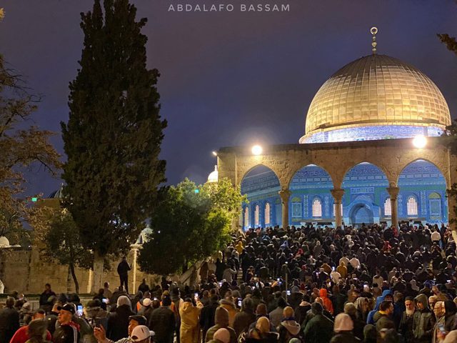 مئات المصلين يُلبون نداء "الفجر العظيم" للصلاة في باحات المسجد الأقصى