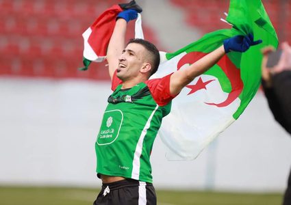 "المكبر" يقبل هدية "بلاطة" ويصعد لصدارة المحترفين