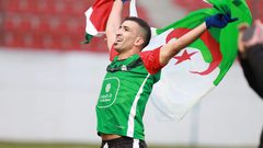 "المكبر" يقبل هدية "بلاطة" ويصعد لصدارة المحترفين