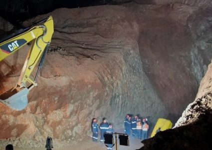 متران يفصلان فرق الإنقاذ عن الطفل ريان