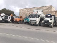 سائقو الشاحنات في بلدة العبيدية شرق بيت لحم ينظمون وقفة احتجاجية في منطقة جسر واد النار الحيوي احتجاجا على ارتفاع أسعار المحروقات والزيوت المعدنية وتدري الأوضاع الاقتصادية.