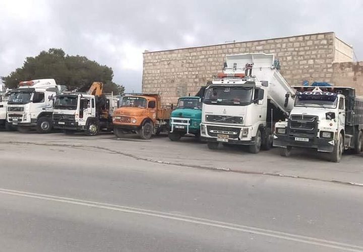 سائقو الشاحنات في بلدة العبيدية شرق بيت لحم ينظمون وقفة احتجاجية في منطقة جسر واد النار الحيوي احتجاجا على ارتفاع أسعار المحروقات والزيوت المعدنية وتدري الأوضاع الاقتصادية.