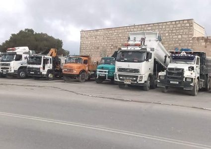 سائقو الشاحنات في بلدة العبيدية شرق بيت لحم ينظمون وقفة احتجاجية في منطقة جسر واد النار الحيوي احتجاجا على ارتفاع أسعار المحروقات والزيوت المعدنية وتدري الأوضاع الاقتصادية.