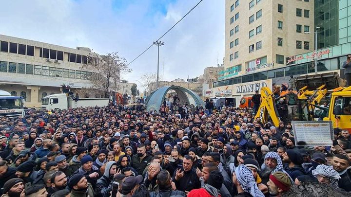 مسيرات احتجاجية واعتصام للشاحنات في الخليل ضد غلاء الأسعار والفلتان الأمني