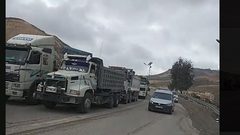 سائقو الشاحنات في بلدة العبيدية شرق بيت لحم ينظمون وقفة احتجاجية في منطقة جسر واد النار الحيوي احتجاجا على ارتفاع أسعار المحروقات والزيوت المعدنية وتدري الأوضاع الاقتصادية.