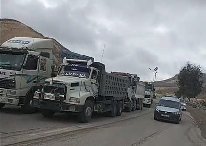 سائقو الشاحنات في بلدة العبيدية شرق بيت لحم ينظمون وقفة احتجاجية في منطقة جسر واد النار الحيوي احتجاجا على ارتفاع أسعار المحروقات والزيوت المعدنية وتدري الأوضاع الاقتصادية.