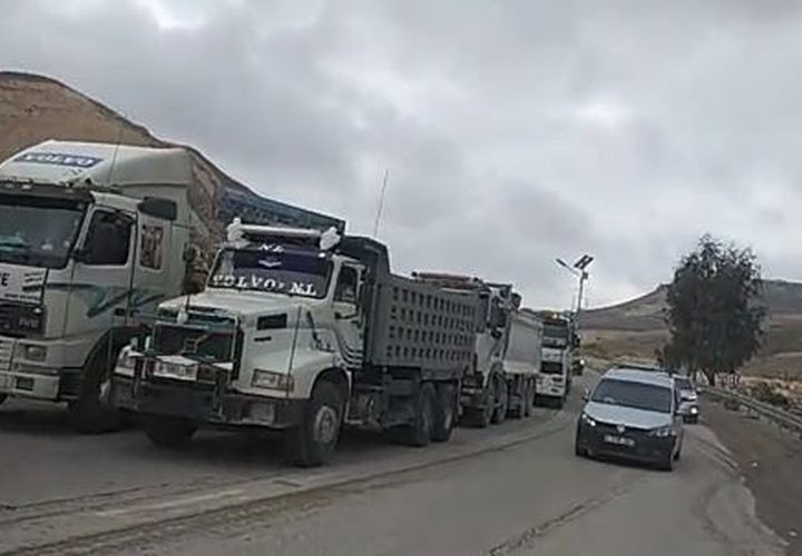 سائقو الشاحنات في بلدة العبيدية شرق بيت لحم ينظمون وقفة احتجاجية في منطقة جسر واد النار الحيوي احتجاجا على ارتفاع أسعار المحروقات والزيوت المعدنية وتدري الأوضاع الاقتصادية.