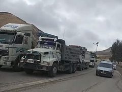 سائقو الشاحنات في بلدة العبيدية شرق بيت لحم ينظمون وقفة احتجاجية في منطقة جسر واد النار الحيوي احتجاجا على ارتفاع أسعار المحروقات والزيوت المعدنية وتدري الأوضاع الاقتصادية.