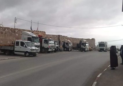 سائقو الشاحنات في بلدة العبيدية شرق بيت لحم ينظمون وقفة احتجاجية في منطقة جسر واد النار الحيوي احتجاجا على ارتفاع أسعار المحروقات والزيوت المعدنية وتدري الأوضاع الاقتصادية.
