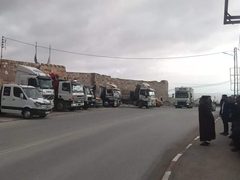 سائقو الشاحنات في بلدة العبيدية شرق بيت لحم ينظمون وقفة احتجاجية في منطقة جسر واد النار الحيوي احتجاجا على ارتفاع أسعار المحروقات والزيوت المعدنية وتدري الأوضاع الاقتصادية.