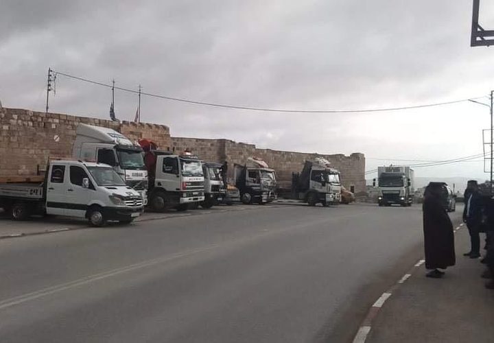 سائقو الشاحنات في بلدة العبيدية شرق بيت لحم ينظمون وقفة احتجاجية في منطقة جسر واد النار الحيوي احتجاجا على ارتفاع أسعار المحروقات والزيوت المعدنية وتدري الأوضاع الاقتصادية.