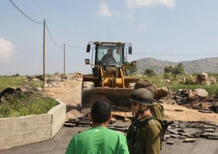 قوات الاحتلال تستولي على جرافة أثناء عملها جنوب نابلس