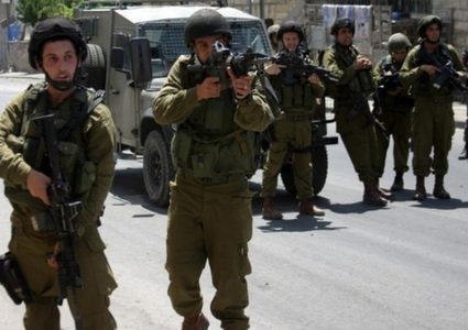 الاحتلال يقتحم بزاريا ويفتش منزلين في البلدة
