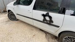 كفر قاسم: مستوطنون يعتدون على سيارات المواطنين ويخطون عبارات عنصرية