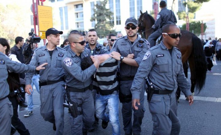 قوات الاحتلال تعتقل شابا شمال غرب القدس