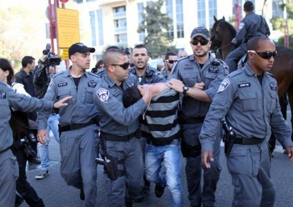 قوات الاحتلال تعتقل شابا شمال غرب القدس
