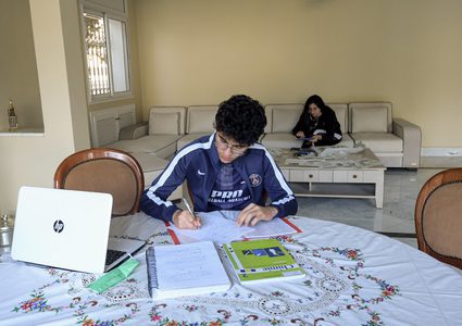 إغلاق المدارس والتحول للتعليم الإلكتروني في الوقت الحالي قرار جائر للأمهات