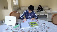 إغلاق المدارس والتحول للتعليم الإلكتروني في الوقت الحالي قرار جائر للأمهات