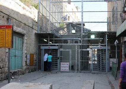 الخليل: مستوطنون يحاولون حرق منزل في حي تل الرميدة