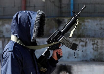 الشرطة تضبط  سلاحاً نارياً داخل مركبة غير قانونية في طولكرم