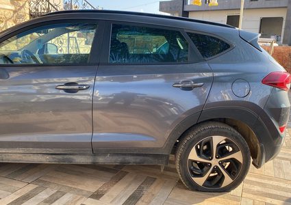 مستوطنون يخطون شعارات عنصرية ويعطبون اطارات مركبات في كفر قاسم