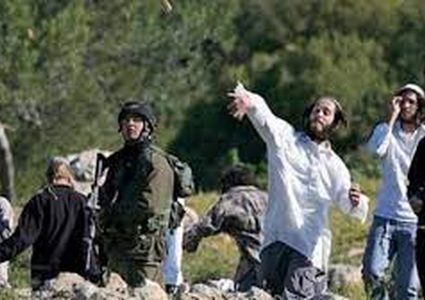 مستوطنون يعربدون على مفرق "عصيون" جنوب بيت لحم