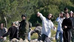 مستوطنون يعربدون على مفرق "عصيون" جنوب بيت لحم