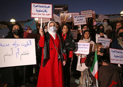 الكويت: نساء يتظاهرن احتجاجاً على منع جلسة يوغا نسائية