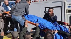 نقل جثامين الشهداء للمستشفى وتبدو في حالة مشوهة وممزقة بسبب كثافة إطلاق الرصاص على أجسادهم، فيما يتجمهر مئات المواطنين أمام مستشفى رفيديا