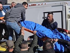 نقل جثامين الشهداء للمستشفى وتبدو في حالة مشوهة وممزقة بسبب كثافة إطلاق الرصاص على أجسادهم، فيما يتجمهر مئات المواطنين أمام مستشفى رفيديا
