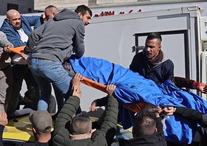 نقل جثامين الشهداء للمستشفى وتبدو في حالة مشوهة وممزقة بسبب كثافة إطلاق الرصاص على أجسادهم، فيما يتجمهر مئات المواطنين أمام مستشفى رفيديا