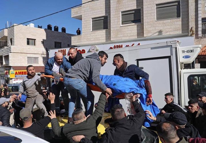 نقل جثامين الشهداء للمستشفى وتبدو في حالة مشوهة وممزقة بسبب كثافة إطلاق الرصاص على أجسادهم، فيما يتجمهر مئات المواطنين أمام مستشفى رفيديا