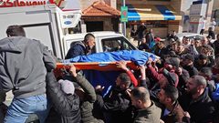 نقل جثامين الشهداء للمستشفى وتبدو في حالة مشوهة وممزقة بسبب كثافة إطلاق الرصاص على أجسادهم، فيما يتجمهر مئات المواطنين أمام مستشفى رفيديا