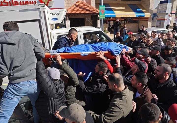 نقل جثامين الشهداء للمستشفى وتبدو في حالة مشوهة وممزقة بسبب كثافة إطلاق الرصاص على أجسادهم، فيما يتجمهر مئات المواطنين أمام مستشفى رفيديا