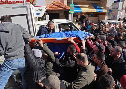 نقل جثامين الشهداء للمستشفى وتبدو في حالة مشوهة وممزقة بسبب كثافة إطلاق الرصاص على أجسادهم، فيما يتجمهر مئات المواطنين أمام مستشفى رفيديا