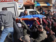 نقل جثامين الشهداء للمستشفى وتبدو في حالة مشوهة وممزقة بسبب كثافة إطلاق الرصاص على أجسادهم، فيما يتجمهر مئات المواطنين أمام مستشفى رفيديا