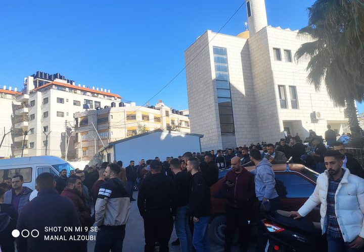 نقل جثامين الشهداء للمستشفى وتبدو في حالة مشوهة وممزقة بسبب كثافة إطلاق الرصاص على أجسادهم، فيما يتجمهر مئات المواطنين أمام مستشفى رفيديا