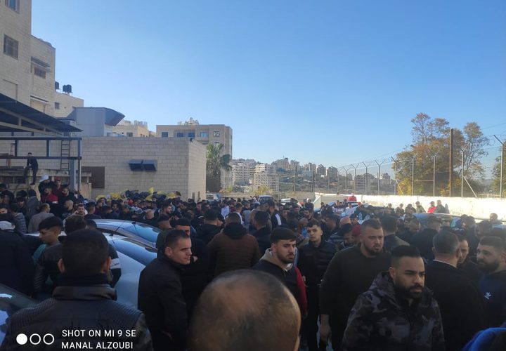 نقل جثامين الشهداء للمستشفى وتبدو في حالة مشوهة وممزقة بسبب كثافة إطلاق الرصاص على أجسادهم، فيما يتجمهر مئات المواطنين أمام مستشفى رفيديا