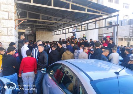 نقل جثامين الشهداء للمستشفى وتبدو في حالة مشوهة وممزقة بسبب كثافة إطلاق الرصاص على أجسادهم، فيما يتجمهر مئات المواطنين أمام مستشفى رفيديا