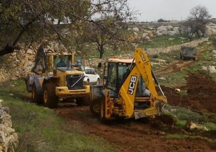 الاحتلال يواصل تجريف أراضٍ وشق طرق غرب الخليل