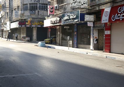 الاضراب الشامل يعم مدينة نابلس حدادا على أرواح الشهداء
