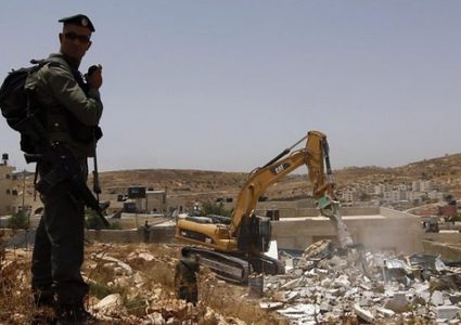 الاحتلال يهدم منزلا في بلدة إذنا غرب الخليل