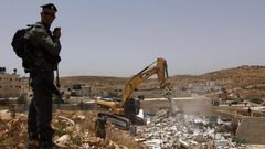 الاحتلال يهدم منزلا في بلدة إذنا غرب الخليل