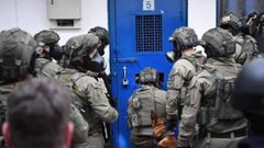 قوات القمع تقتحم سجن "عوفر" وتعتدي على الأسرى