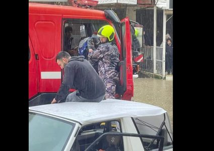 غرق شوارع كفر عقب بمياه الأمطار وانقاذ أطفالا كانوا في طريقهم للمدرسة