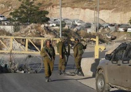 قوات الاحتلال تغلق مدخلي برقة وبزاريا شمال غرب نابلس